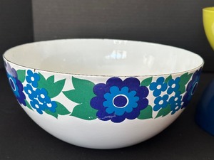 lot 250 image: Three Vintage Enamel Bowls including Two Finel Enamel Bowls