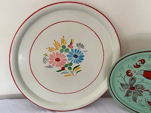 lot 394 image: Decorative Vintage Enamel Ware Items