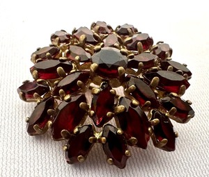 lot 402 image: Antique Garnet Brooch
