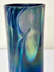 lot 413 image: Vintage Artisan Glass Blown Mount St. Helens Vase