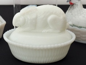 lot 418 image: Collection of Covered Nest Dishes including Rabbit on Nest Covered Dish & Vintage Faces Glass Co American Eagle on Nest