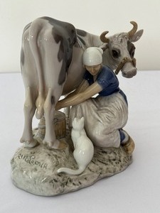 lot 414 image: Bing and Grondahl Figurine #2017 by Alex Locher