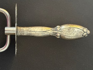lot 429 image: Vintage Sterling Silver (Handle) Meat Holder