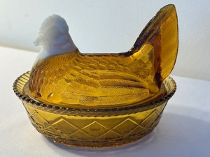 lot 426 image: Vintage Amber and Milk Glass Covered Turkey Figurine Nest Dish