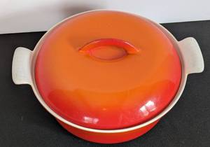 lot 211 image: Descoware Cast Iron Enamel Dutch Oven