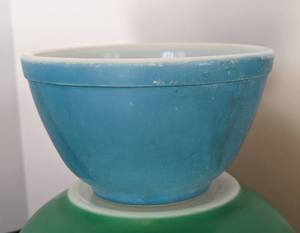 lot 338 image: Pyrex Primary Colors Nesting Mixing Bowl Set