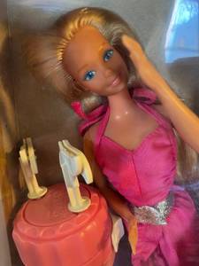 lot 10 image: 1982 Twirly Curls Barbie #5579