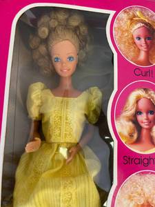 lot 11 image: 1981 Magic Curl Barbie