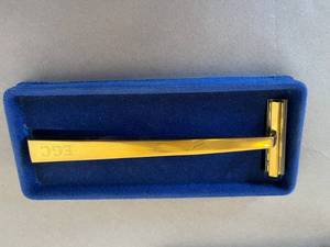 lot 29 image: 2 vintage brass razors, unused, with extra razors