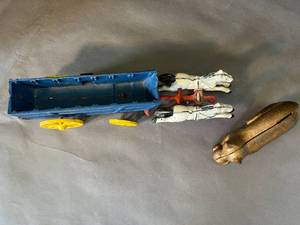 lot 36 image: antique die cast horses & cart plus vintage metal cat bank