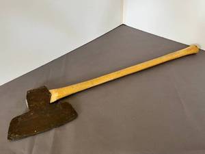 lot 40 image: late 1800s axe