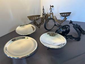 lot 42 image: 3 Victorian wall mounts for oil lamps, cast iron, with 3 pristine mirrored reflectors