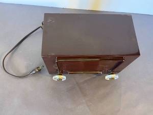 lot 45 image: Coronado Musette bakelite radio - works