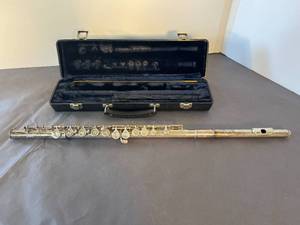 lot 46 image: Artley flute with case
