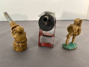 lot 71 image: two vintage WWII soldiers & canon plus retro tank in box