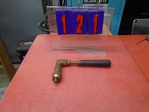 90 degree ratcheting hand brace. Dont see any name. Good wood handle. Rusty but works in both directions. As shown.