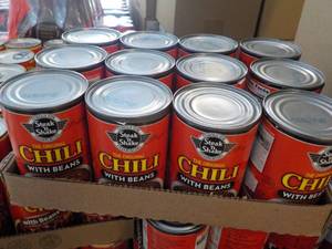 lot 221 image: 12 Pack Steak N Shake Chili with Be...