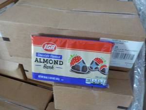 lot 246 image: Case of 12 - 20 oz Trays IGA Chocol...
