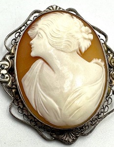 Beautiful Vintage Cameo Brooch