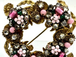 Beautiful Vintage Floral Themed Circular Brooch
