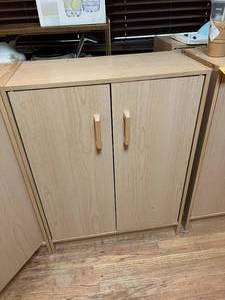 lot 46 image: Golden Oak Bookshelf with Doors Lot 3 of 5