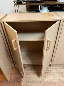 lot 47 image: Golden Oak Bookshelf with Doors Lot 4 of 5