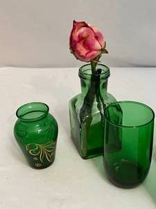 lot 55 image: Green Glass Set with Bud Vases