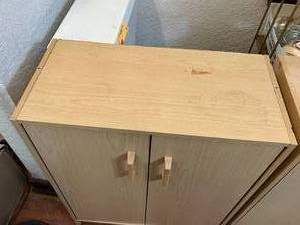 lot 48 image: Golden Oak Bookshelf with Doors Lot 5 of 5