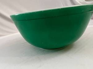 lot 70 image: Vintage Green Pyrex Serving Bowl