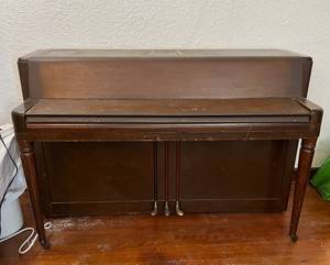lot 88 image: Vintage Upright Wurlitzer Rolling Piano See Details for Moving