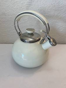 lot 21 image: Vintage Tea Kettle