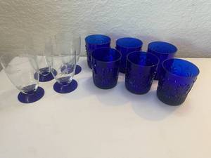 lot 23 image: 6 Cobalt Blue Low Ball Glasses with Blue Stemmed Wine Glasses