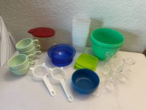 lot 31 image: Plastic Dishware