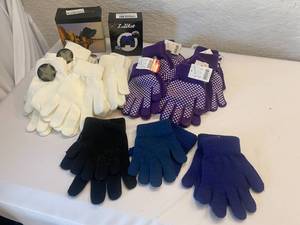 lot 37 image: Childrens Outdoor Gloves and Binoculars