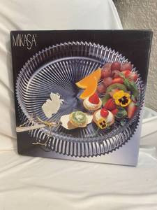 lot 40 image: New Mikasa Diamond Fire Platter