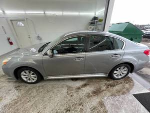 2011 Subaru Legacy  2.5I Premium - 1 OWNER - AWD
