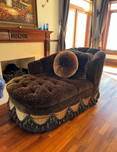 lot 14 image: Tufted Right Arm Chaise