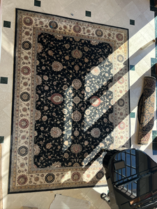 lot 15 image: Large Patterned Area Rug