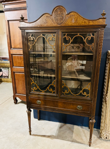 lot 17 image: Berkley & Gay 1920s China Hutch