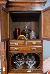 lot 1 image: Antique Edwardian Gentlemans Wardrobe