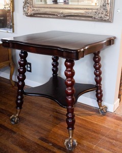 lot 5 image: Large Antique Clawfoot Table