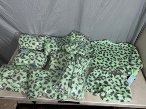 lot 272 image: 9 New 2 Piece Kids Outfits
