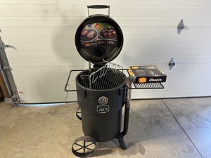 lot 1 image: Brand New Oklahoma Joes Bronco Charcoal Drum Smoker with Cover