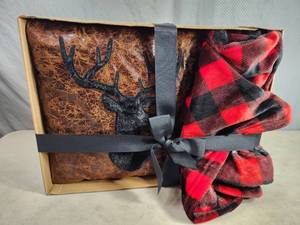 lot 58 image: New Mantolok Pillow and Throw Set