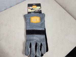 lot 96 image: New Pair of Oklahoma Joes BBQ Gloves