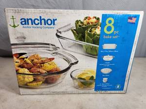 lot 105 image: New Anchor Hocking 8 Piece Glass Bake Set