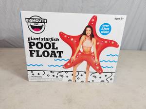lot 128 image: New Giant Starfish Pool Float