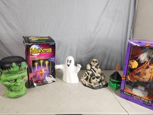 lot 134 image: Vintage Halloween Decor