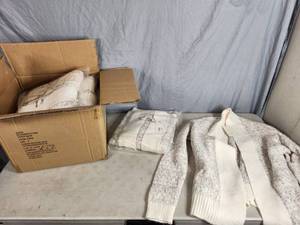 lot 165 image: 8 New Womens Sweaters