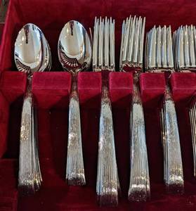 lot 32 image: Vera Wang Wedgwood Vesta Flatware Set